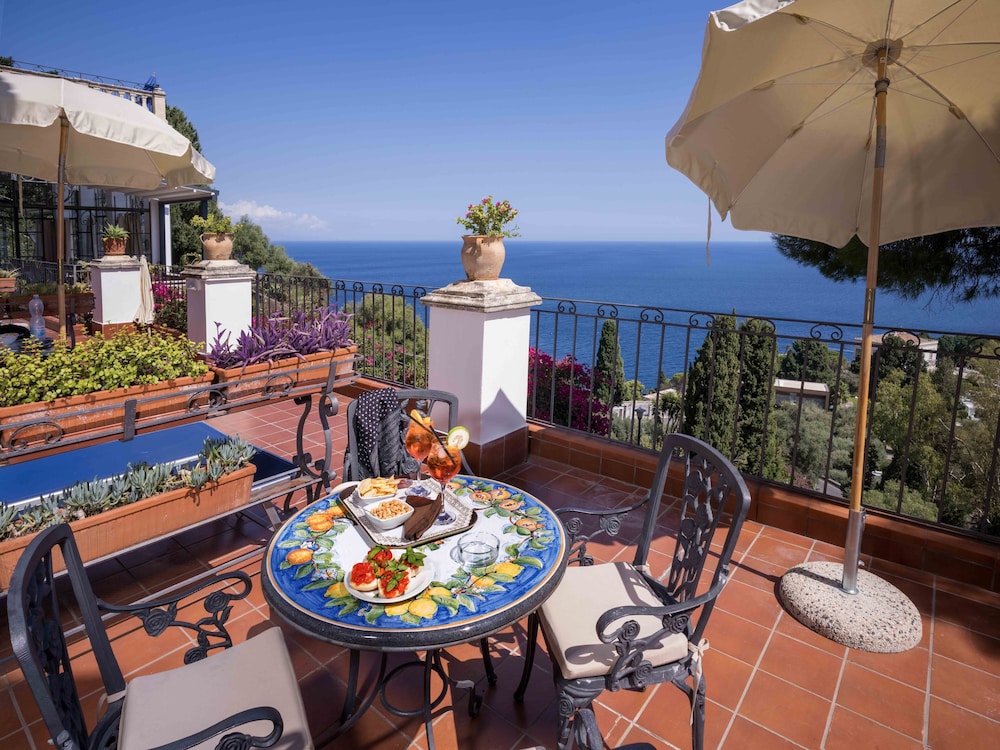 Hotel Bel Soggiorno — Hotel building in Taormina, Sicily