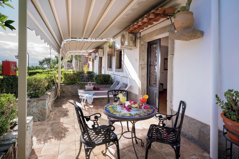 Hotel Bel Soggiorno — Hotel building in Taormina, Sicily