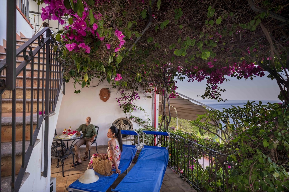 Hotel Bel Soggiorno — Hotel building in Taormina, Sicily