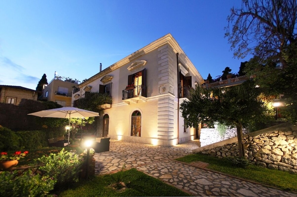Hotel Continental — Hotel building in Taormina, Sicily