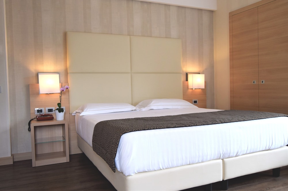 Hotel Continental — Hotel rooms in Taormina, Sicily