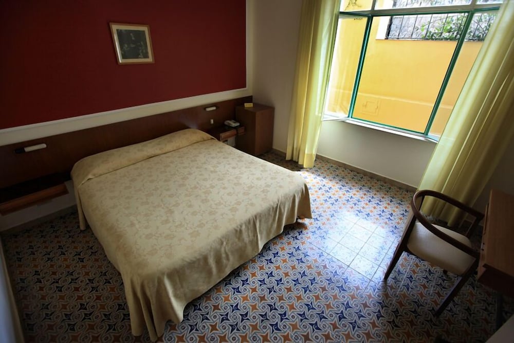Hotel Continental — Hotel rooms in Taormina, Sicily