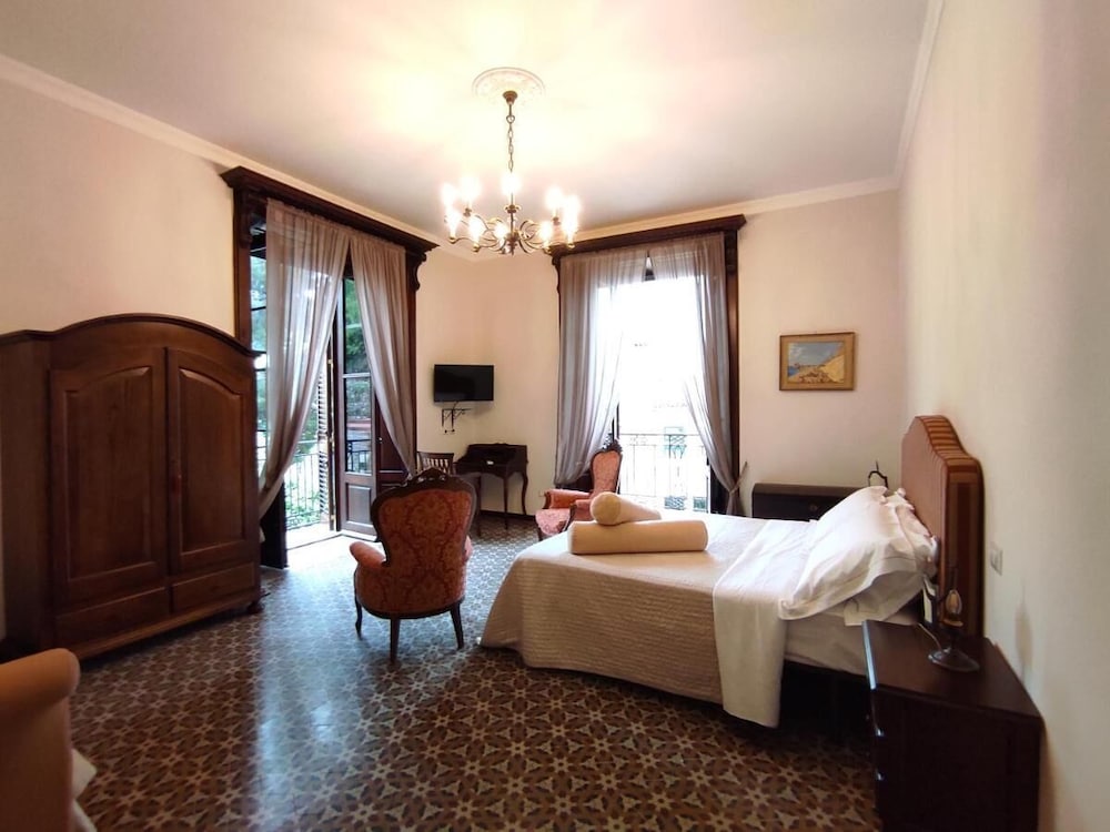 Hotel Continental — Hotel rooms in Taormina, Sicily