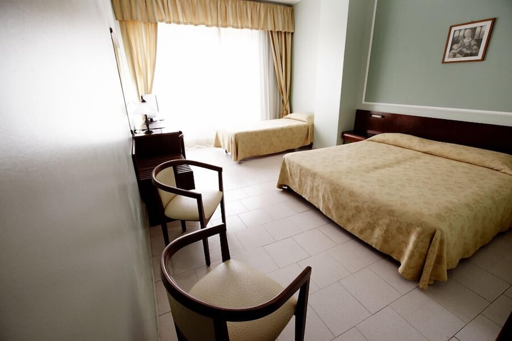 Hotel Continental — Hotel rooms in Taormina, Sicily