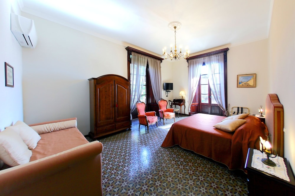 Hotel Continental — Hotel rooms in Taormina, Sicily