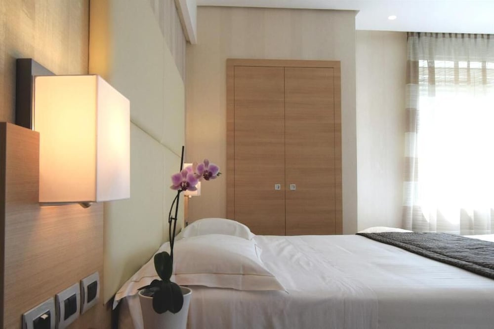 Hotel Continental — Hotel rooms in Taormina, Sicily