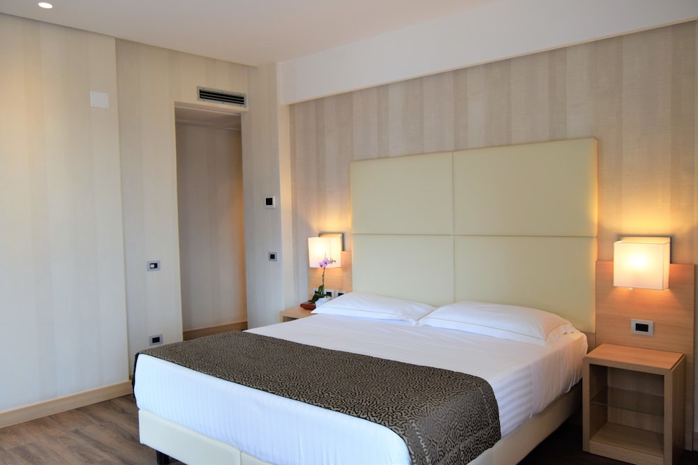 Hotel Continental — Hotel rooms in Taormina, Sicily