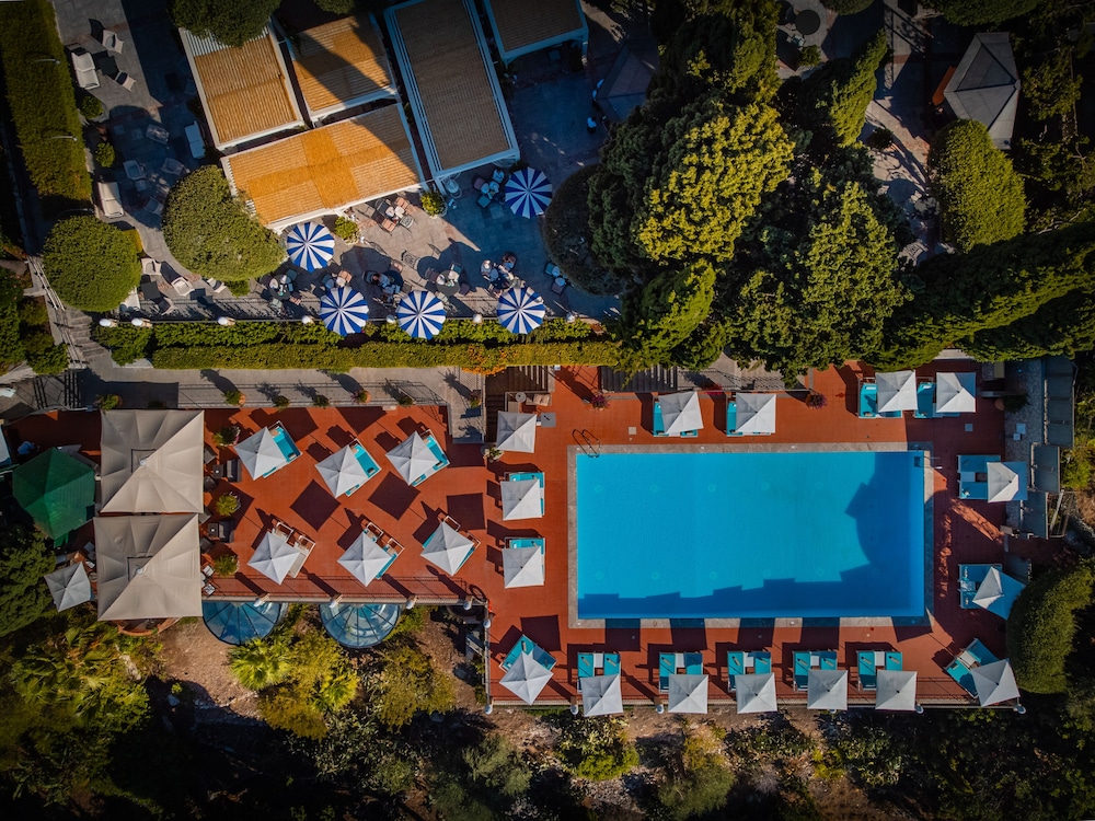 Grand Hotel San Pietro Taormina - Preferred Hotels & Resorts — Swimming pool in Taormina, Sicily