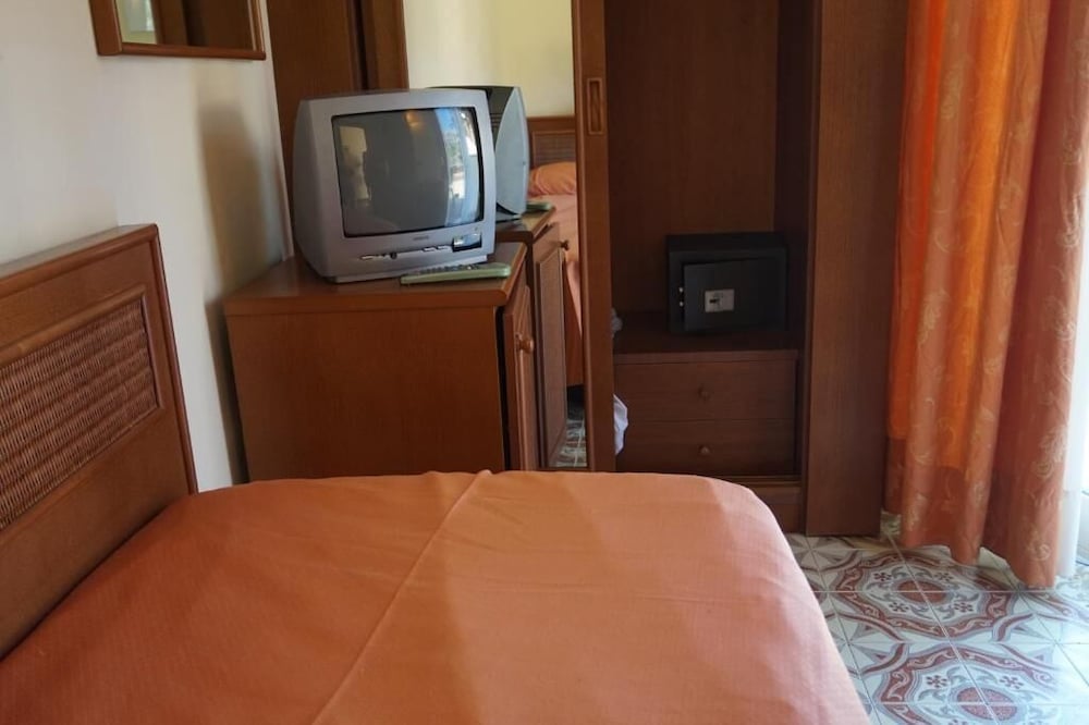 Hotel Villa Bianca — Hotel rooms in Taormina, Sicily