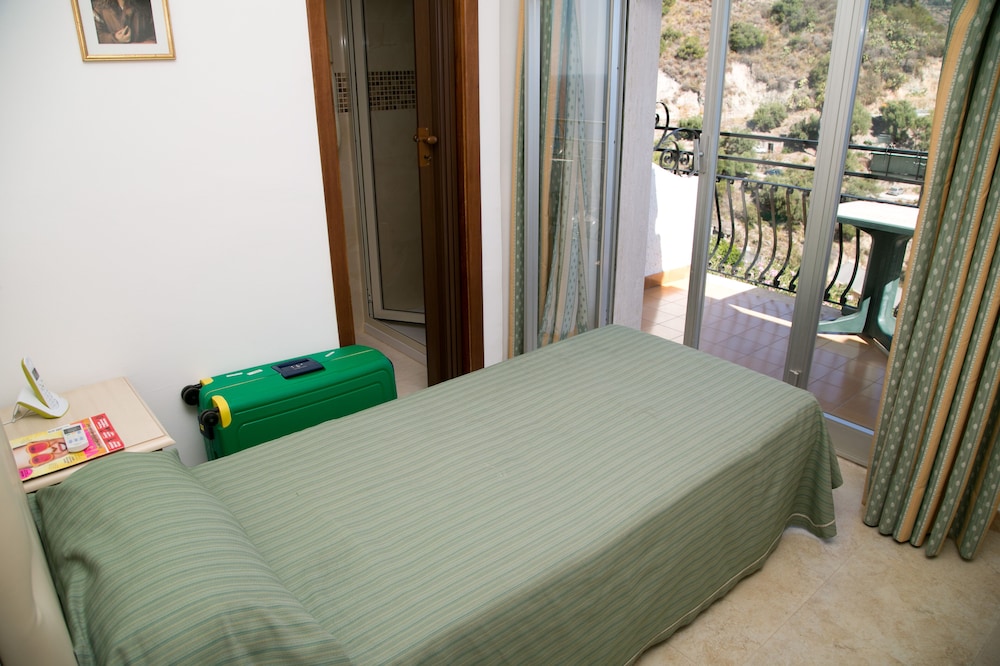 Hotel Villa Bianca — Hotel rooms in Taormina, Sicily
