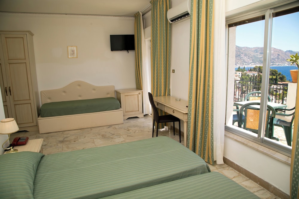Hotel Villa Bianca — Hotel rooms in Taormina, Sicily