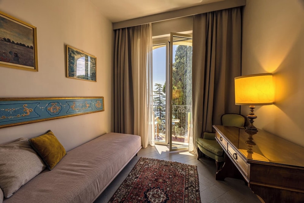Hotel Villa Paradiso — Hotel rooms in Taormina, Sicily