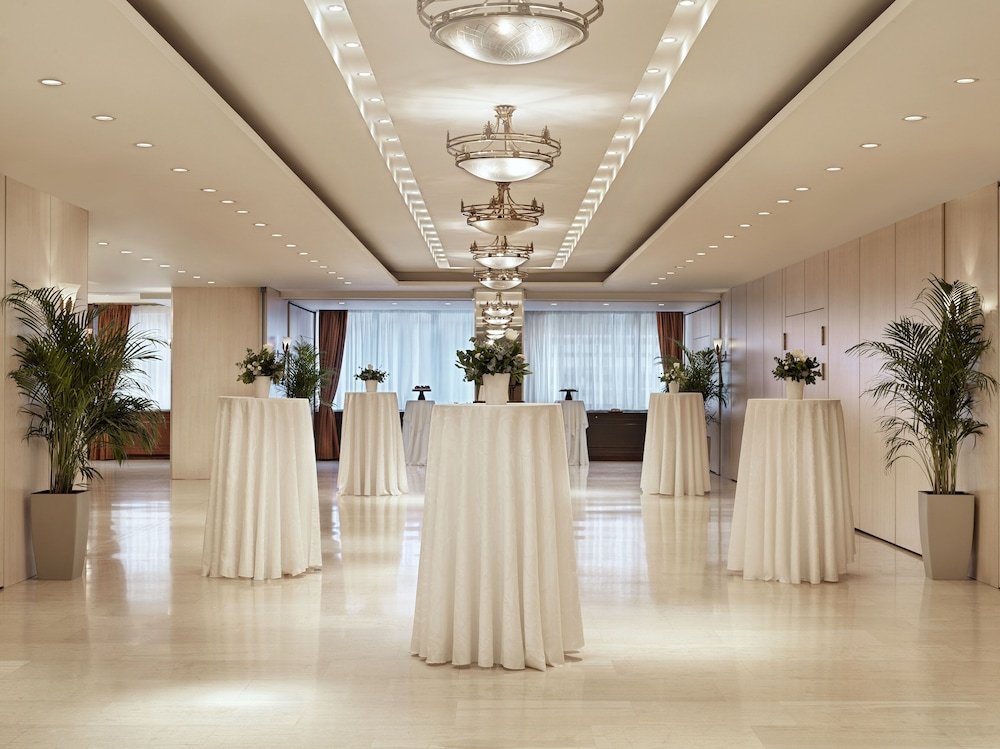 Titania Hotel — Hotel building in Athens, Attica