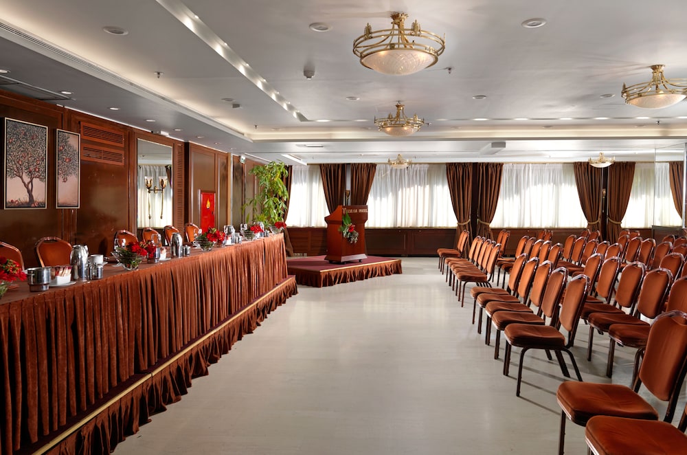Titania Hotel — Hotel building in Athens, Attica