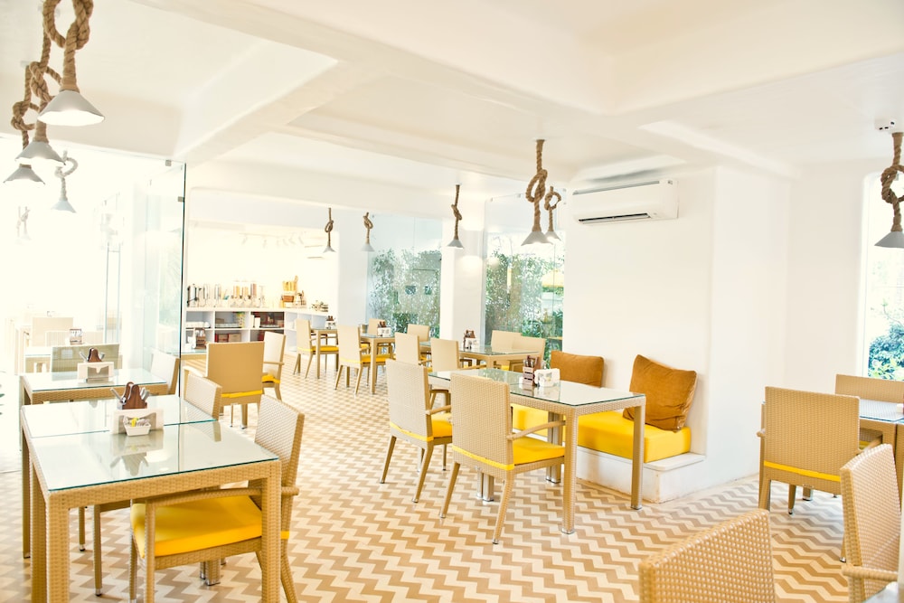 Bloom Hotel – Calangute — Restaurant & bars in Calangute, Goa
