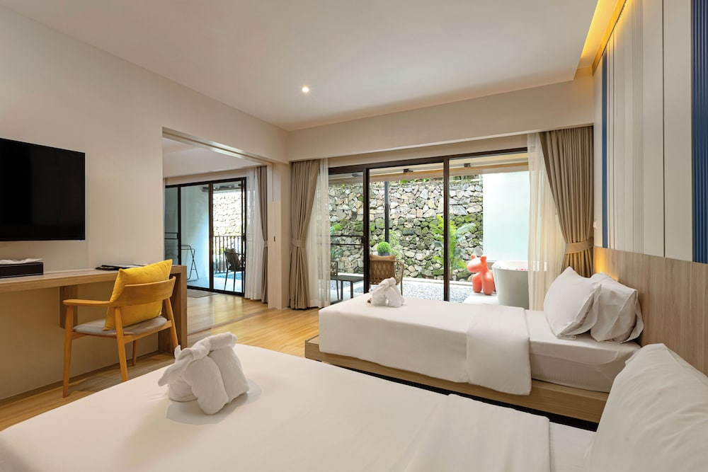 Patong Lodge Hotel — Hotel rooms in Patong Beach, Phuket Province