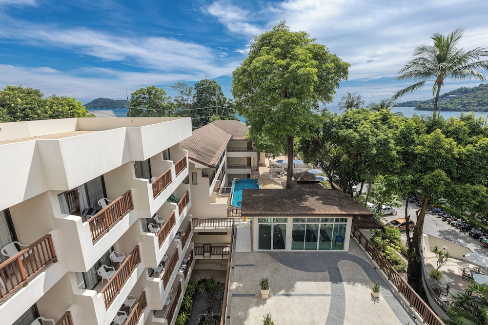 Patong Lodge Hotel — Hotel building in Patong Beach, Phuket Province