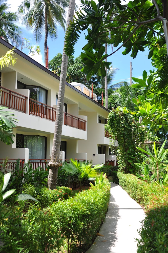 Patong Lodge Hotel — Hotel building in Patong Beach, Phuket Province