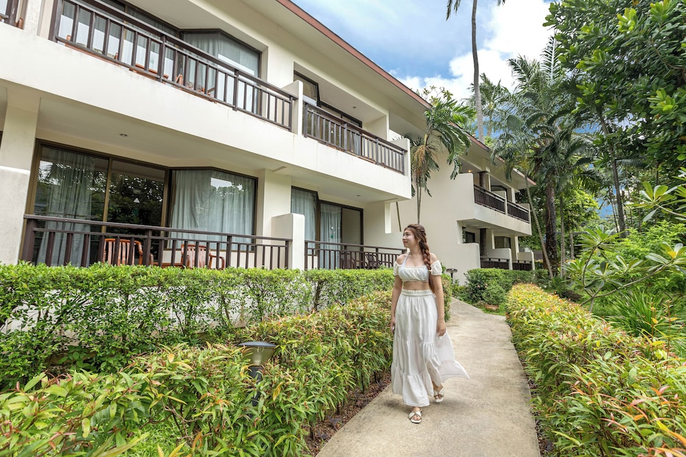 Patong Lodge Hotel — Hotel building in Patong Beach, Phuket Province