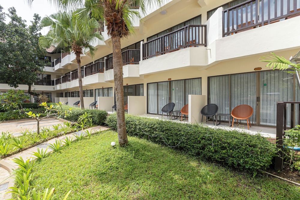 Patong Lodge Hotel — Hotel building in Patong Beach, Phuket Province