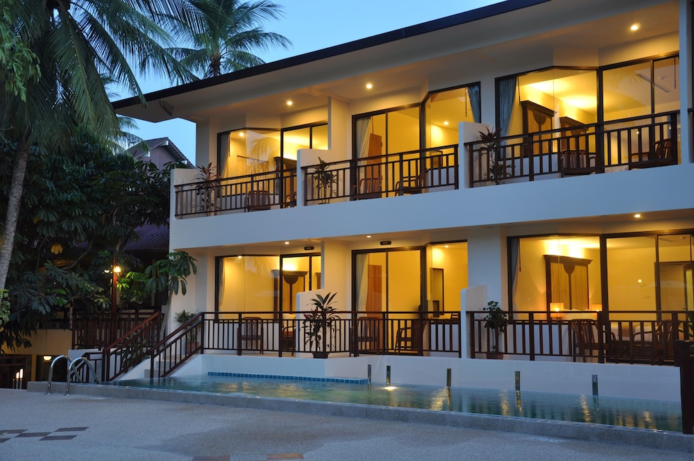 Patong Lodge Hotel — Hotel building in Patong Beach, Phuket Province
