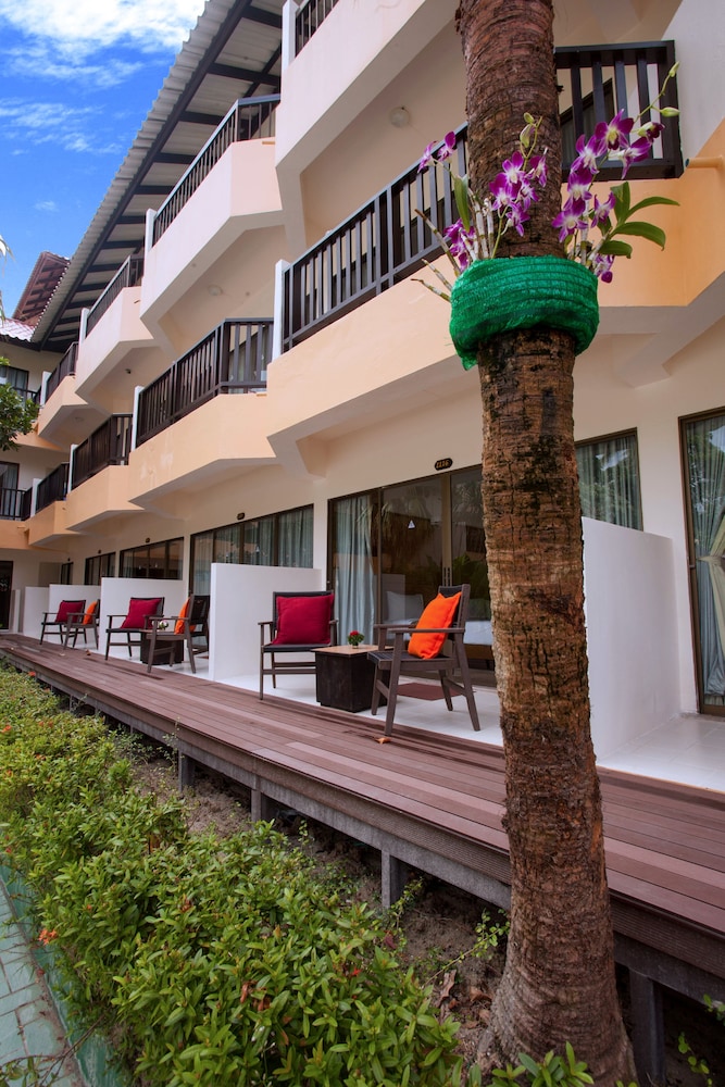 Patong Lodge Hotel — Hotel building in Patong Beach, Phuket Province