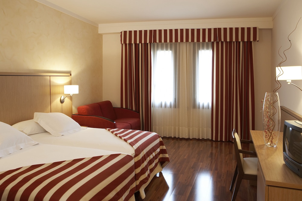 Duran Hotel & Restaurant — Hotel rooms in Figueres, Catalonia