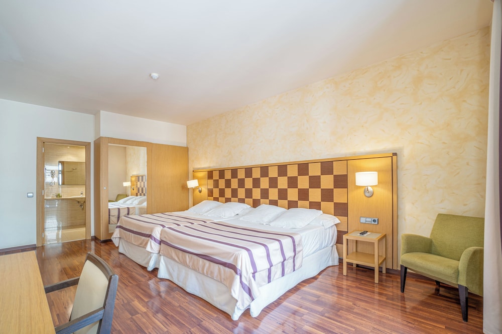 Duran Hotel & Restaurant — Hotel rooms in Figueres, Catalonia