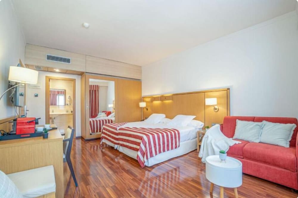 Duran Hotel & Restaurant — Hotel rooms in Figueres, Catalonia
