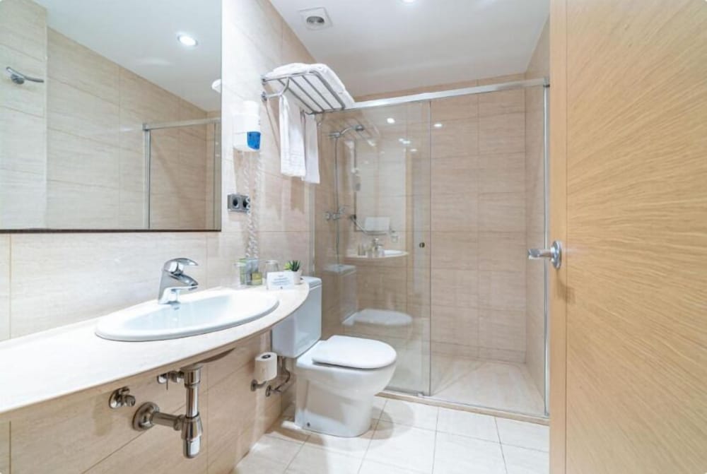 Duran Hotel & Restaurant — Hotel rooms in Figueres, Catalonia