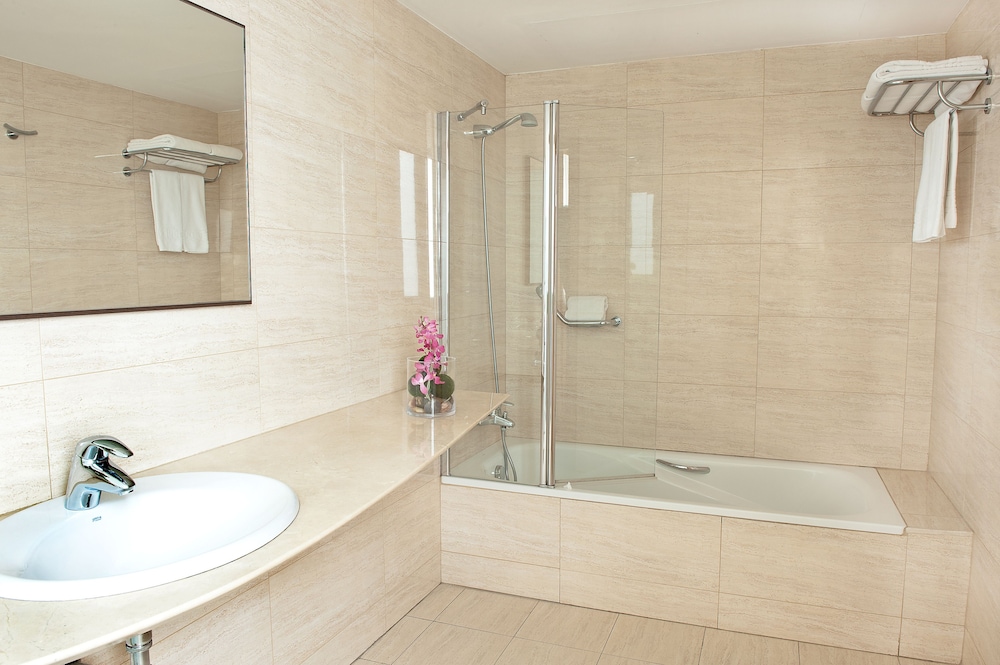 Duran Hotel & Restaurant — Hotel rooms in Figueres, Catalonia