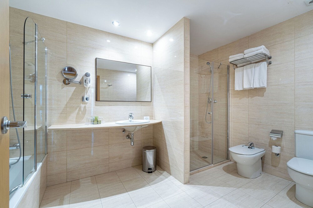Duran Hotel & Restaurant — Hotel rooms in Figueres, Catalonia