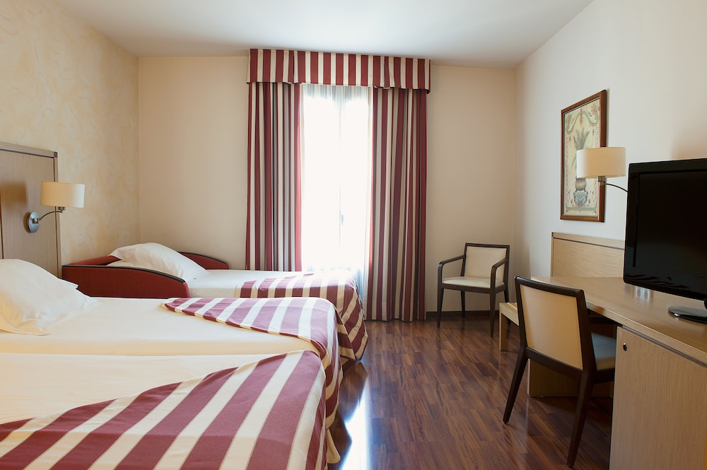 Duran Hotel & Restaurant — Hotel rooms in Figueres, Catalonia