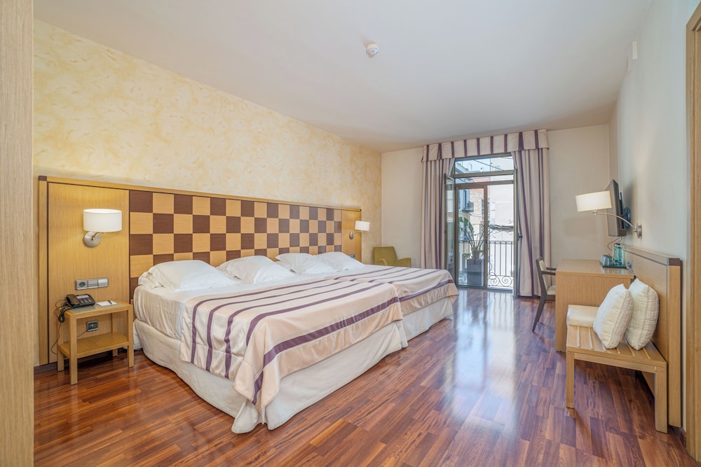 Duran Hotel & Restaurant — Hotel rooms in Figueres, Catalonia