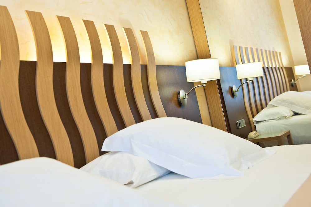 Duran Hotel & Restaurant — Hotel rooms in Figueres, Catalonia