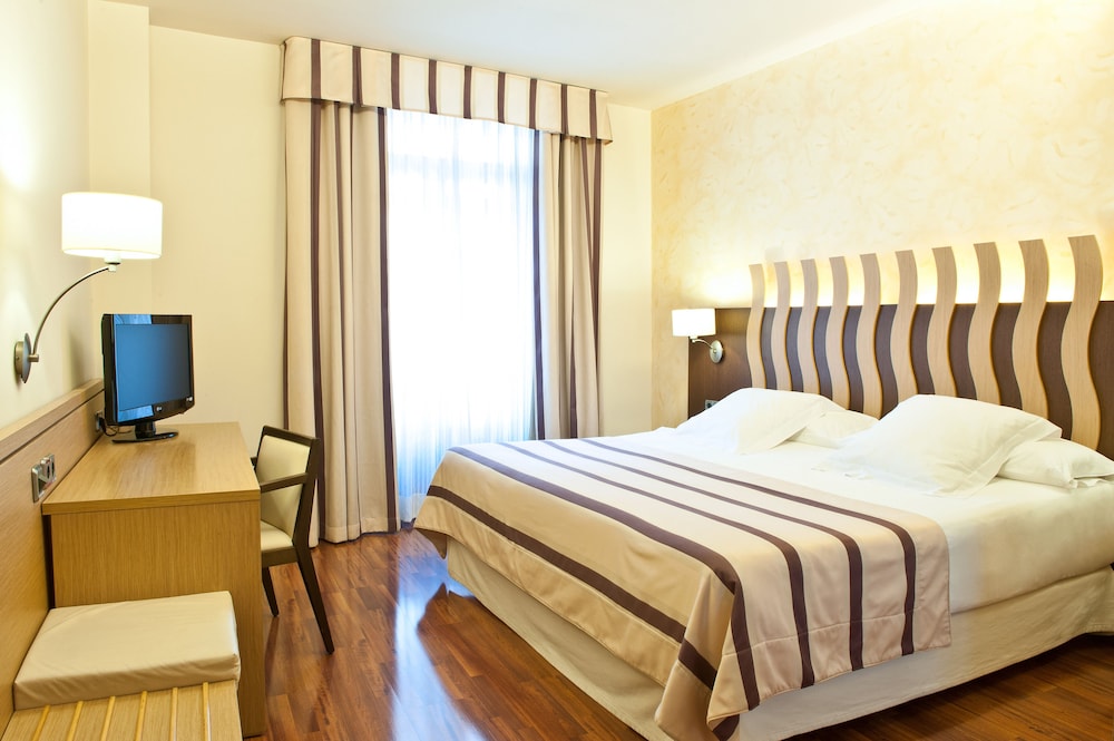 Duran Hotel & Restaurant — Hotel rooms in Figueres, Catalonia