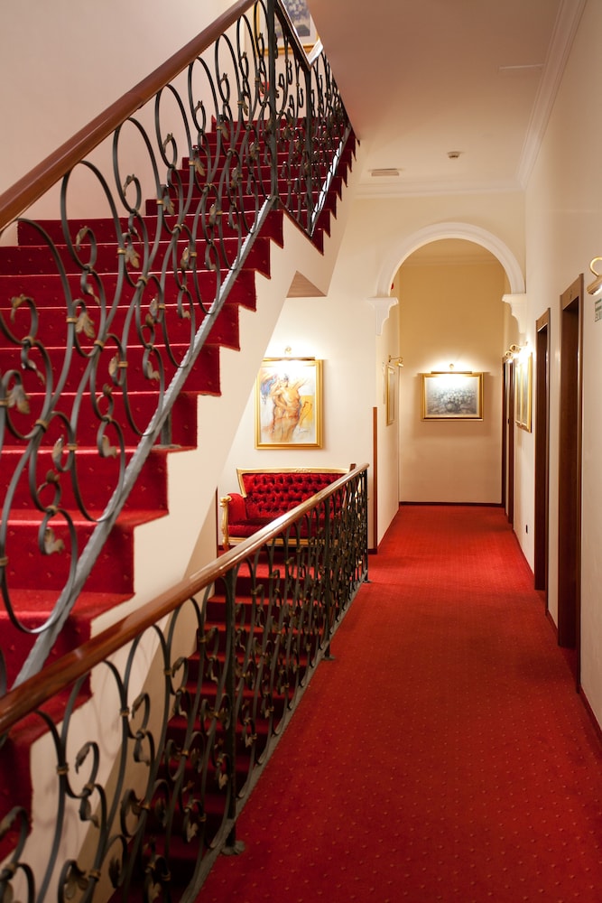 Hotel Globo — Hotel building in Split, Split-Dalmatia