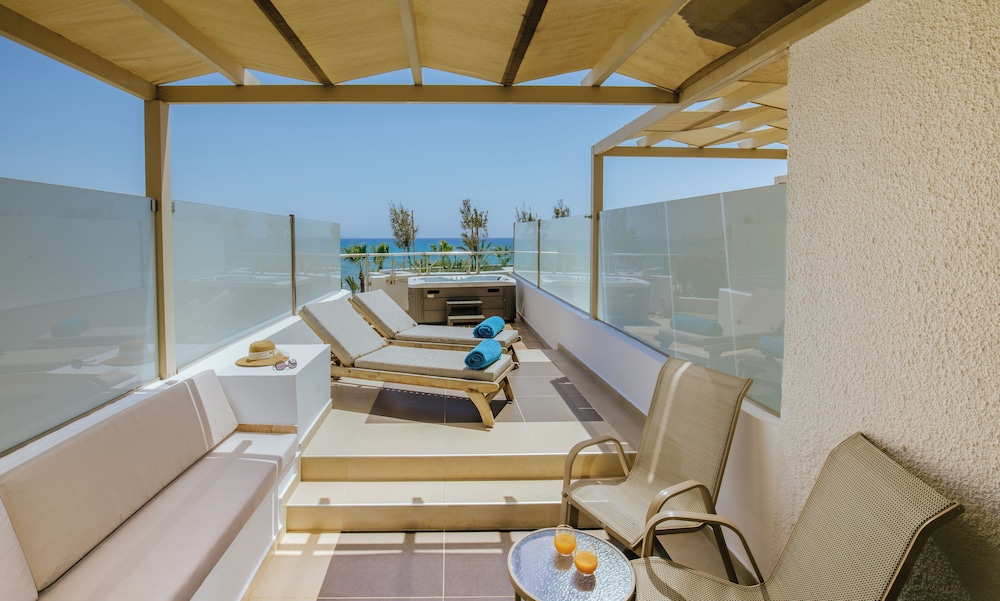 Golden Bay Beach Hotel — Hotel rooms in Oroklini, Larnaca Region