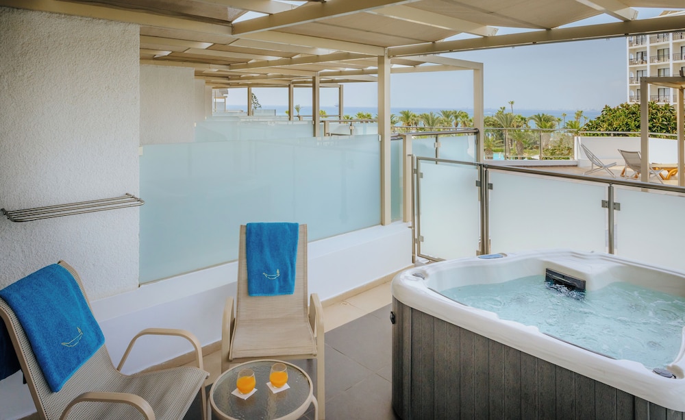 Golden Bay Beach Hotel — Hotel rooms in Oroklini, Larnaca Region