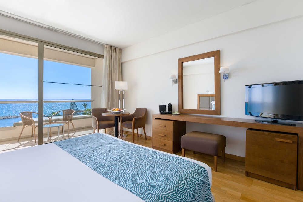 Golden Bay Beach Hotel — Hotel rooms in Oroklini, Larnaca Region