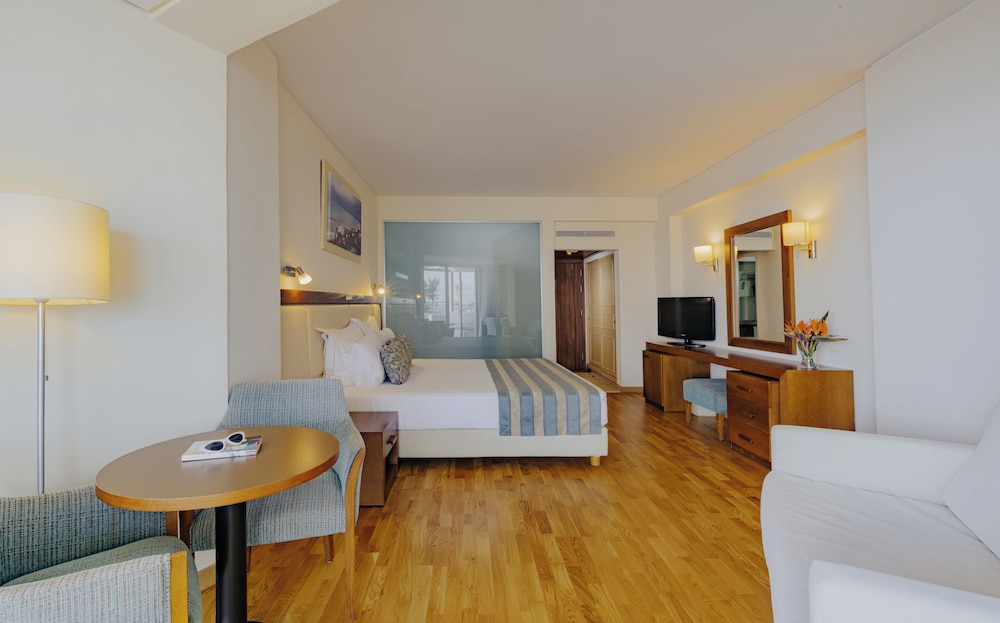 Golden Bay Beach Hotel — Hotel rooms in Oroklini, Larnaca Region