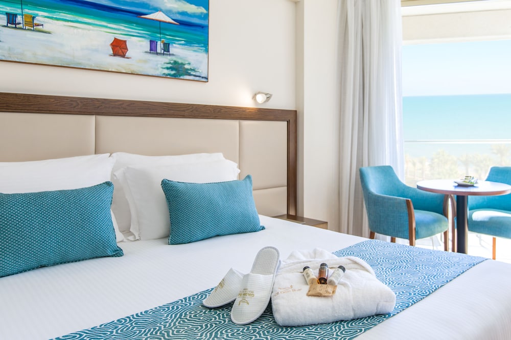 Golden Bay Beach Hotel — Hotel rooms in Oroklini, Larnaca Region