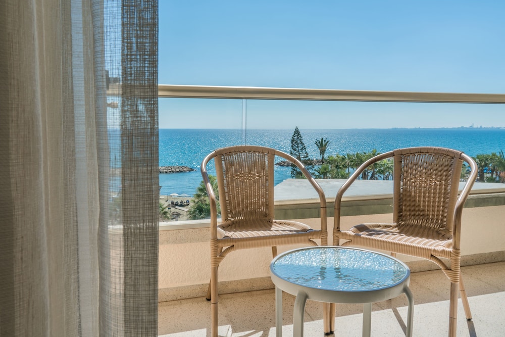 Golden Bay Beach Hotel — Hotel rooms in Oroklini, Larnaca Region