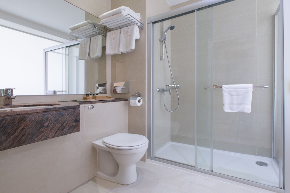 Golden Bay Beach Hotel — Hotel rooms in Oroklini, Larnaca Region