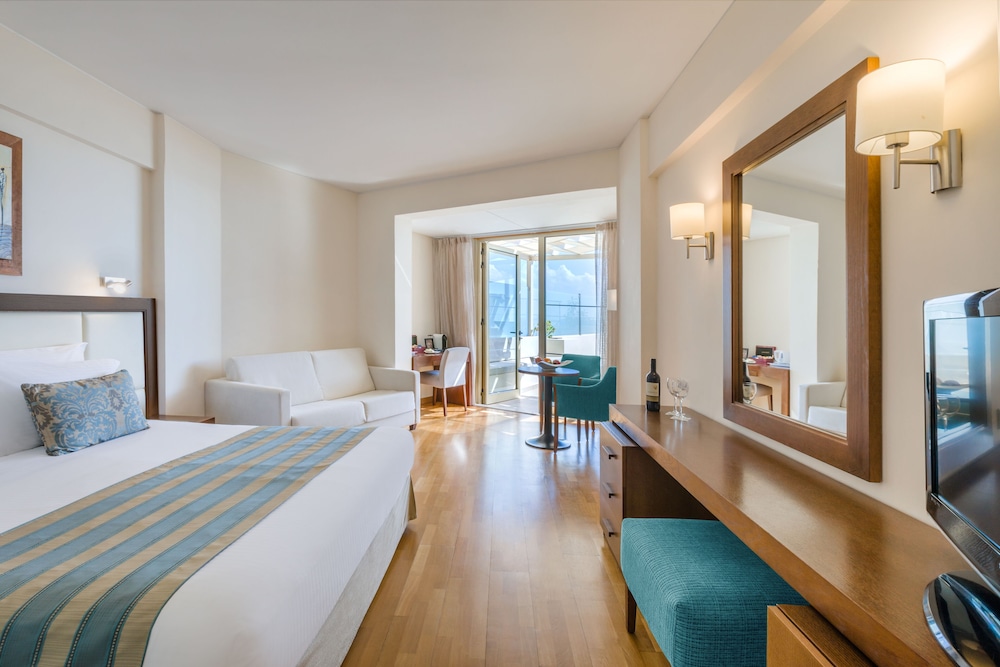 Golden Bay Beach Hotel — Hotel rooms in Oroklini, Larnaca Region