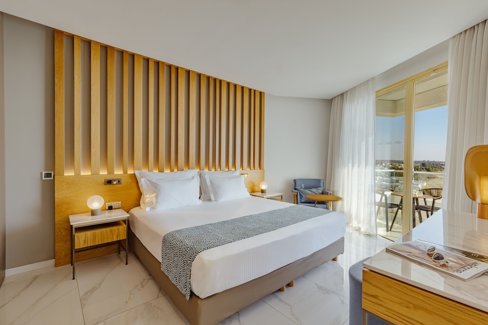 Golden Bay Beach Hotel — Hotel rooms in Oroklini, Larnaca Region