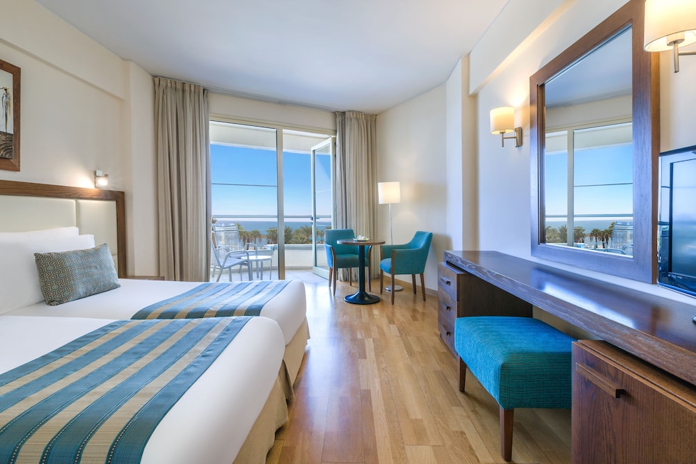 Golden Bay Beach Hotel — Hotel rooms in Oroklini, Larnaca Region