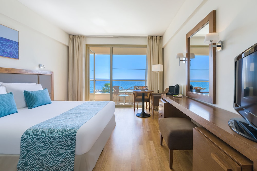 Golden Bay Beach Hotel — Hotel rooms in Oroklini, Larnaca Region