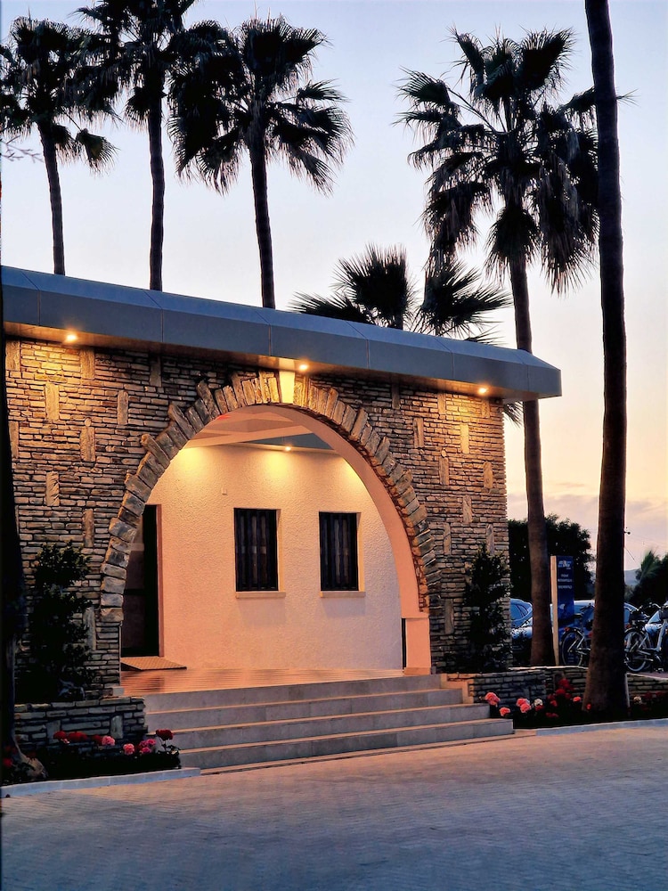 Sveltos Hotel — Hotel building in Oroklini, Larnaca Region