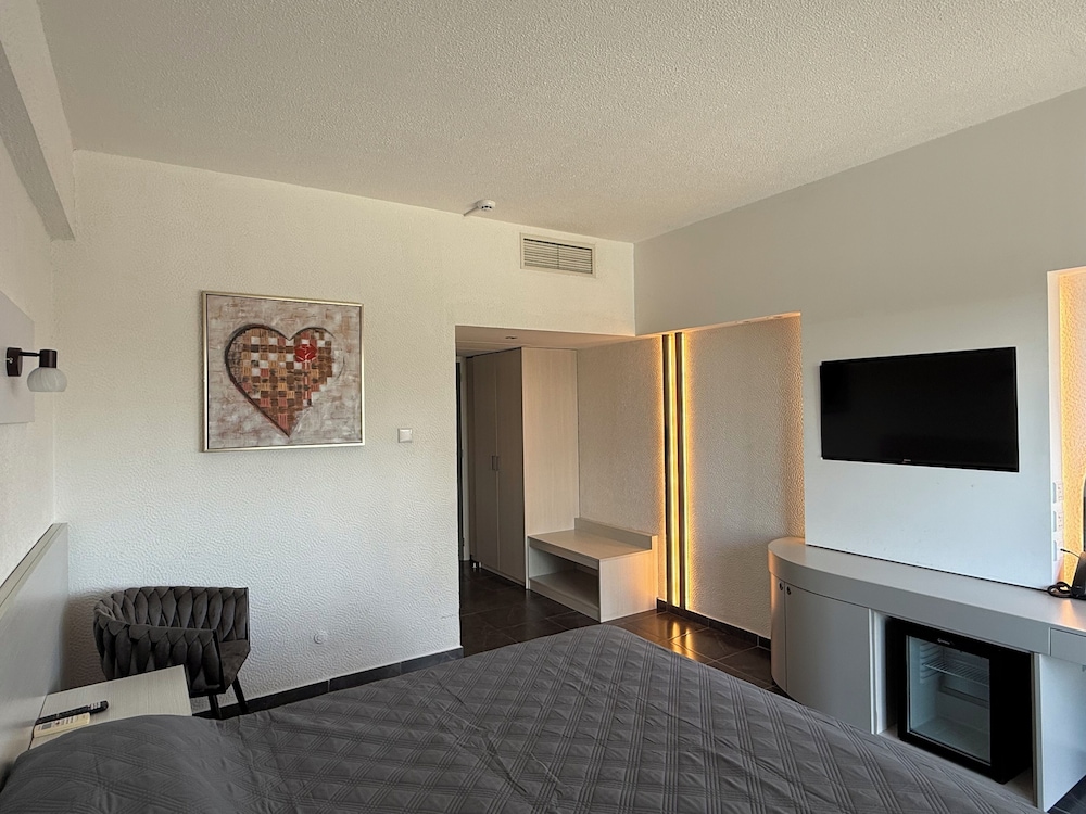 Sveltos Hotel — Hotel rooms in Oroklini, Larnaca Region